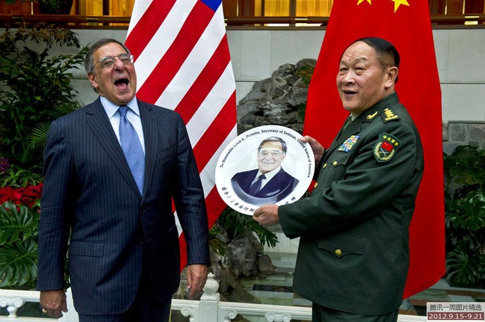 Bộ trưởng Quốc phòng Trung Quốc Lương Quang Liệt nhận quà lưu niệm của Bộ trưởng Quốc phòng Mỹ Leon Panetta là 1 chiếc đĩa hình chân dung bán thân của Panetta